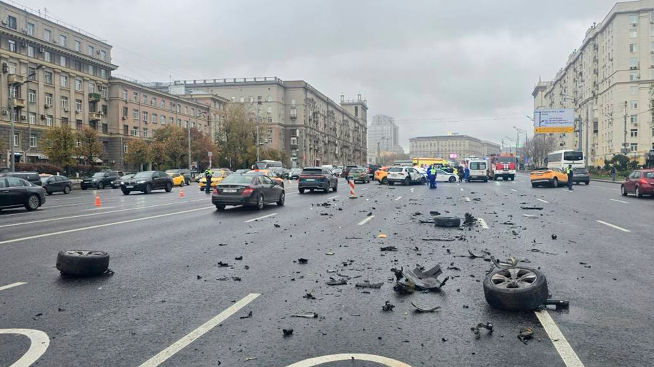 На Кутузовском проспекте в Москве столкнулись три машины