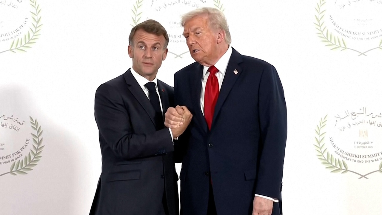 Трамп жал руку Макрону около 30 секунд на саммите в Египте Трамп жал руку Макрону около 30 секунд на саммите в Египте
