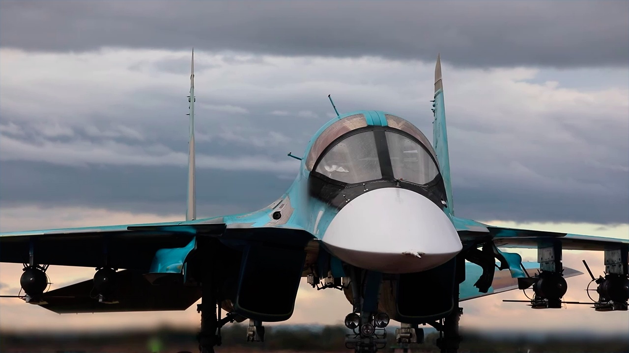 Экипаж Су-34 сровнял с землей украинский опорник в зоне спецоперации Экипаж Су-34 сровнял с землей украинский опорник в зоне спецоперации