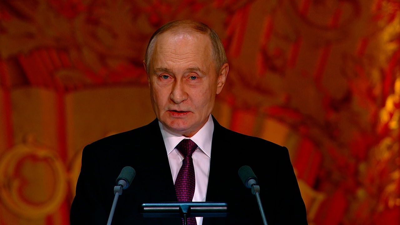 Путин: журналисты всегда на передовой в прямом и переносном смысле Путин: журналисты всегда на передовой в прямом и переносном смысле