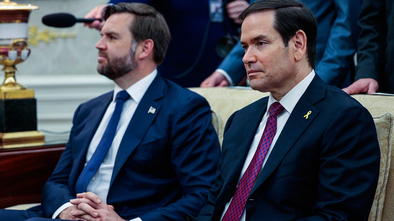 Трамп назвал состав американской делегации на саммите Россия - США Трамп назвал состав американской делегации на саммите Россия - США