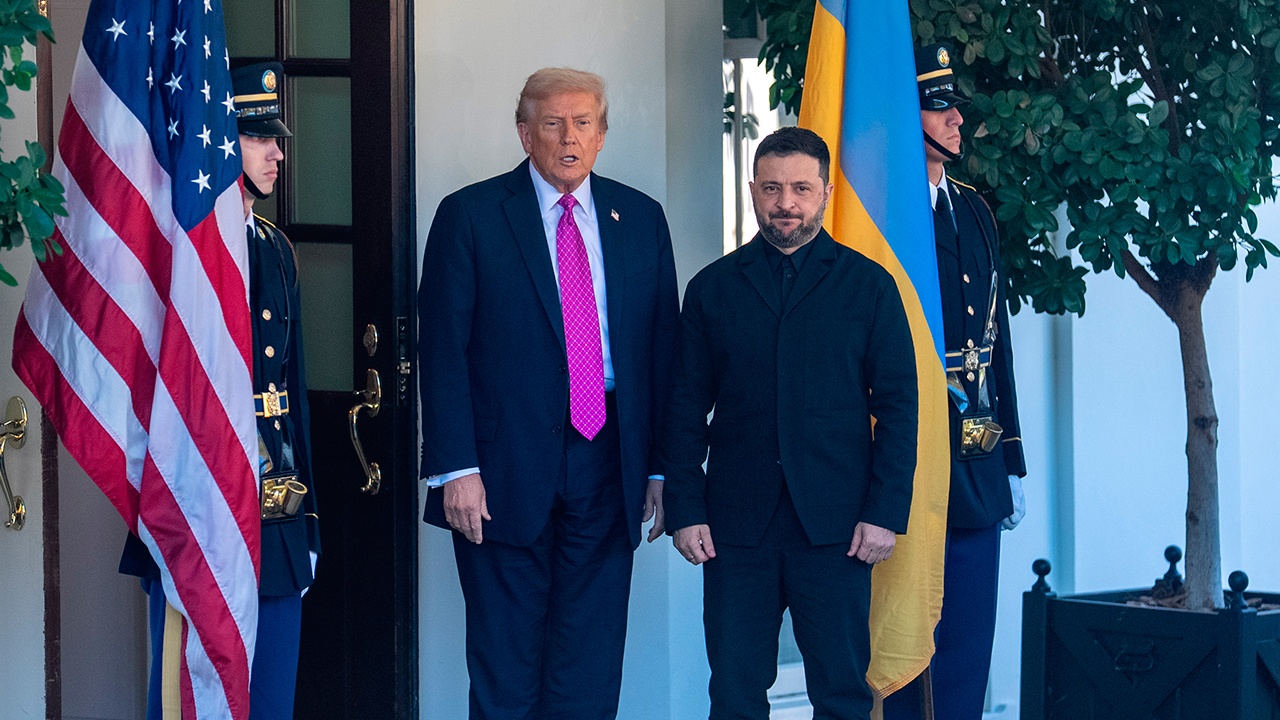 Без рукопожатий и проводов: как Трамп принял Зеленского в Белом доме Без рукопожатий и проводов: как Трамп принял Зеленского в Белом доме