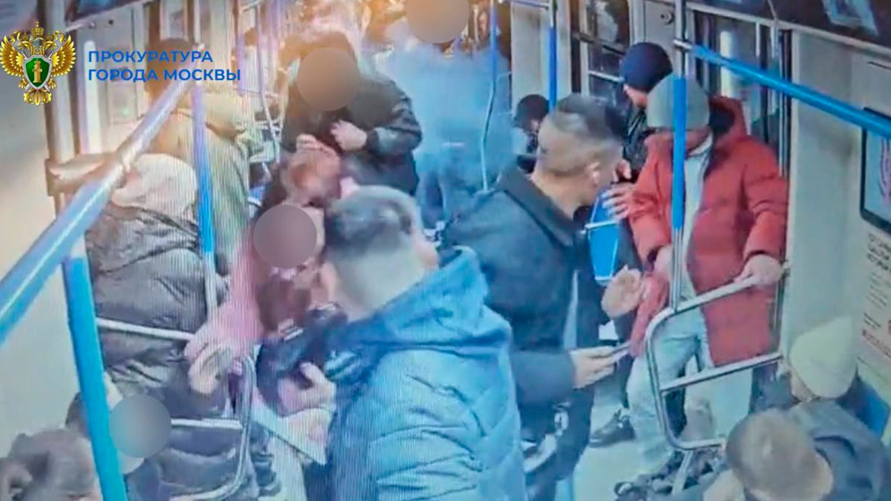 Москвич взорвал пиротехнику прямо в вагоне столичной подземки Москвич взорвал пиротехнику прямо в вагоне столичной подземки