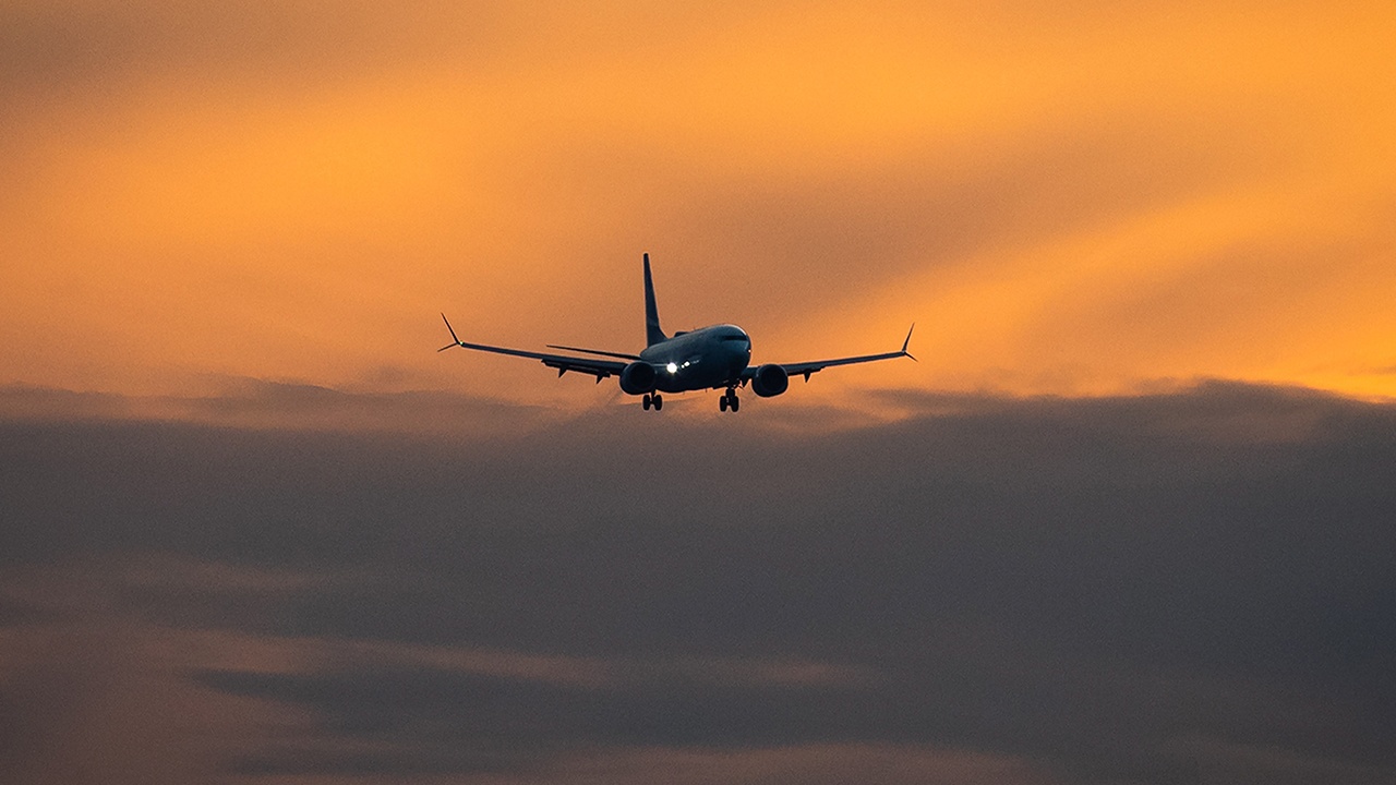 Лобовое стекло Boeing 737 MAX разбилось во время полета в США Лобовое стекло Boeing 737 MAX разбилось во время полета в США