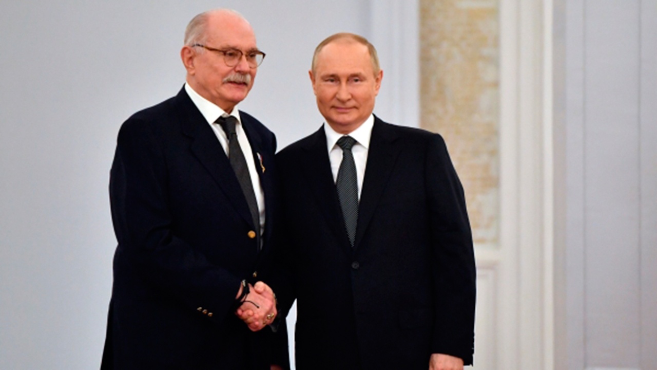 Путин вспомнил курьезную историю об облившем его вином друге Михалкова Путин вспомнил курьезную историю об облившем его вином друге Михалкова