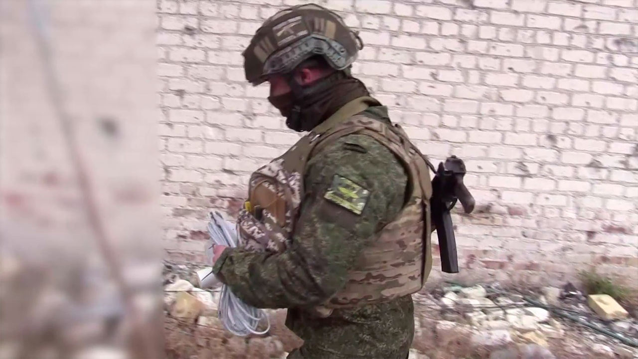 Бойцы группировки «Восток» восстановили линию связи после атаки FPV-дрона Бойцы группировки «Восток» восстановили линию связи после атаки FPV-дрона