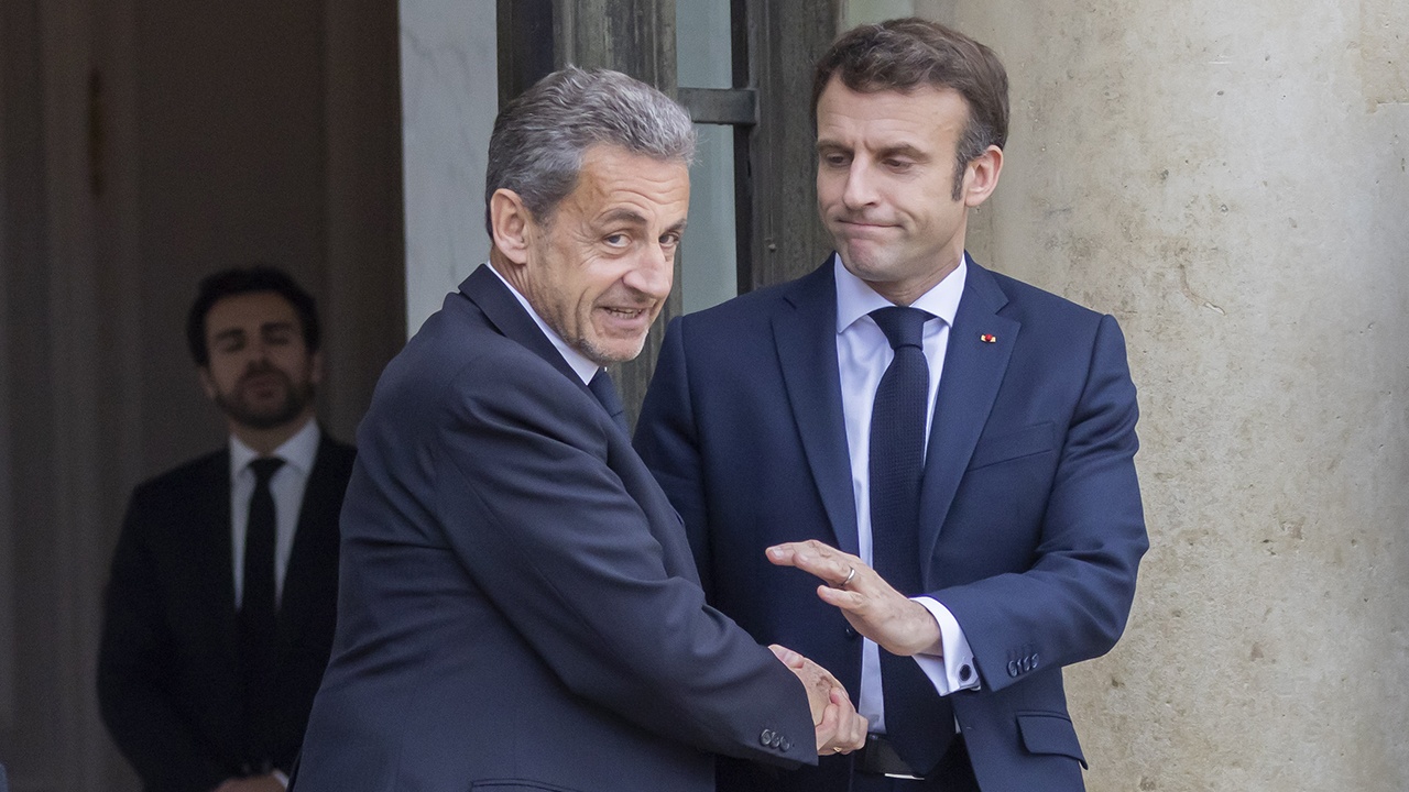 Le Figaro: Макрон провел тайную встречу с Саркози в преддверии его заключения Le Figaro: Макрон провел тайную встречу с Саркози в преддверии его заключения