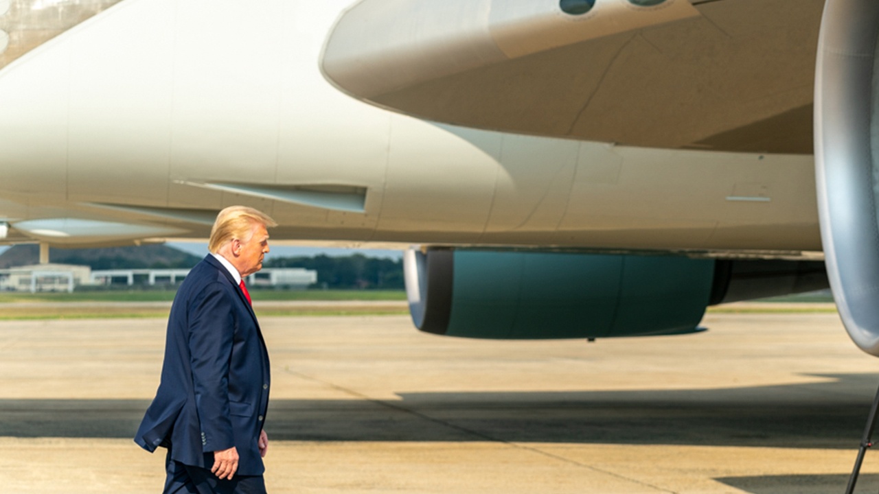 Fox News: Трамп быстро покинул Палм-Бич из-за усиленных мер безопасности Fox News: Трамп быстро покинул Палм-Бич из-за усиленных мер безопасности