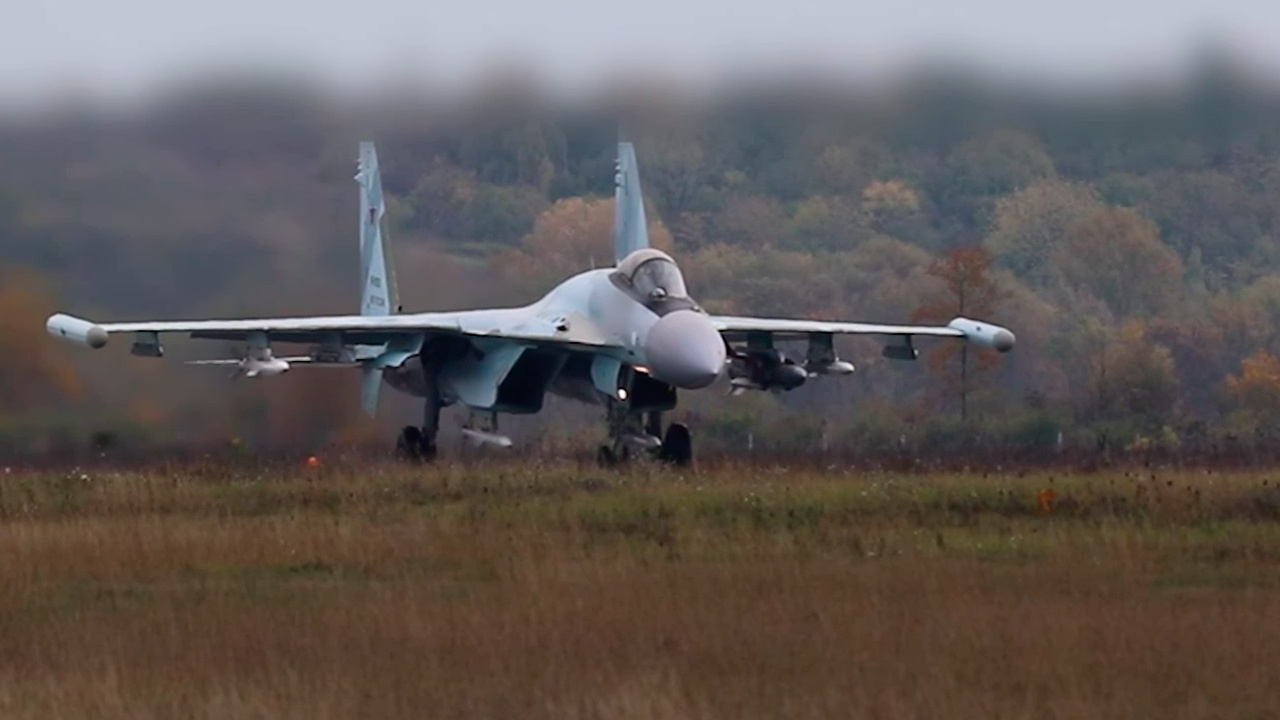 Летчик-истребитель на самолете Су-35С прикрыл ударную авиацию в зоне СВО