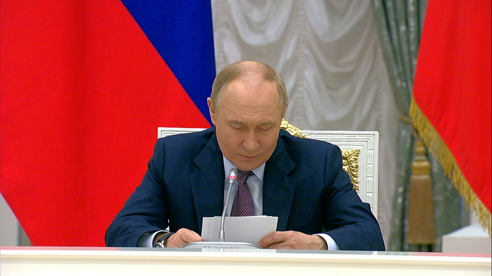Путин назвал семью фундаментальной основой российского общества Путин назвал семью фундаментальной основой российского общества