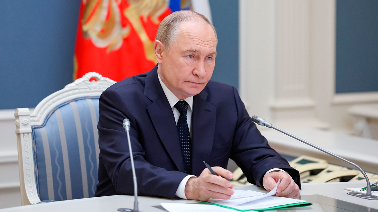 Путин о переносе встречи с Трампом: диалог всегда лучше, чем война Путин о переносе встречи с Трампом: диалог всегда лучше, чем война