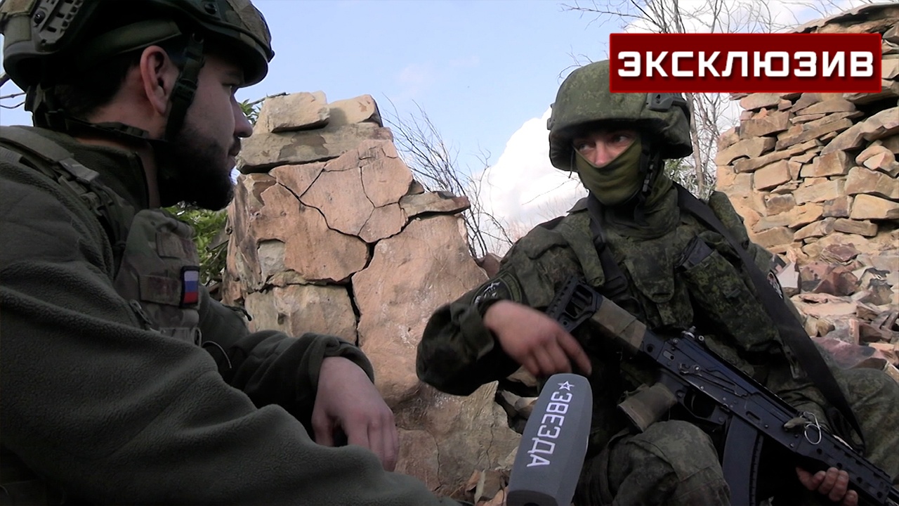 Бойцы ГрВ «Восток» построили мост из досок при форсировании Янчура Бойцы ГрВ «Восток» построили мост из досок при форсировании Янчура