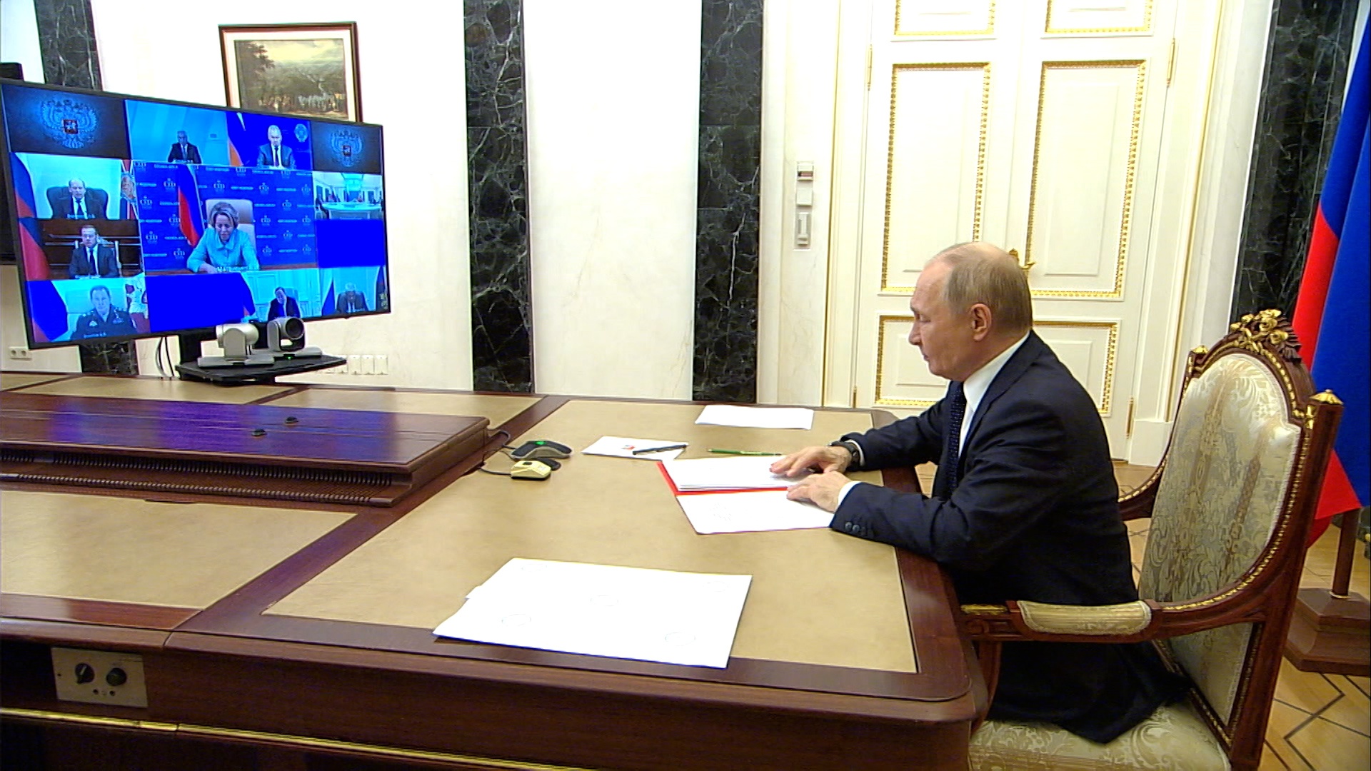 Путин обсудил с Совбезом усиление мер борьбы с терроризмом Путин обсудил с Совбезом усиление мер борьбы с терроризмом