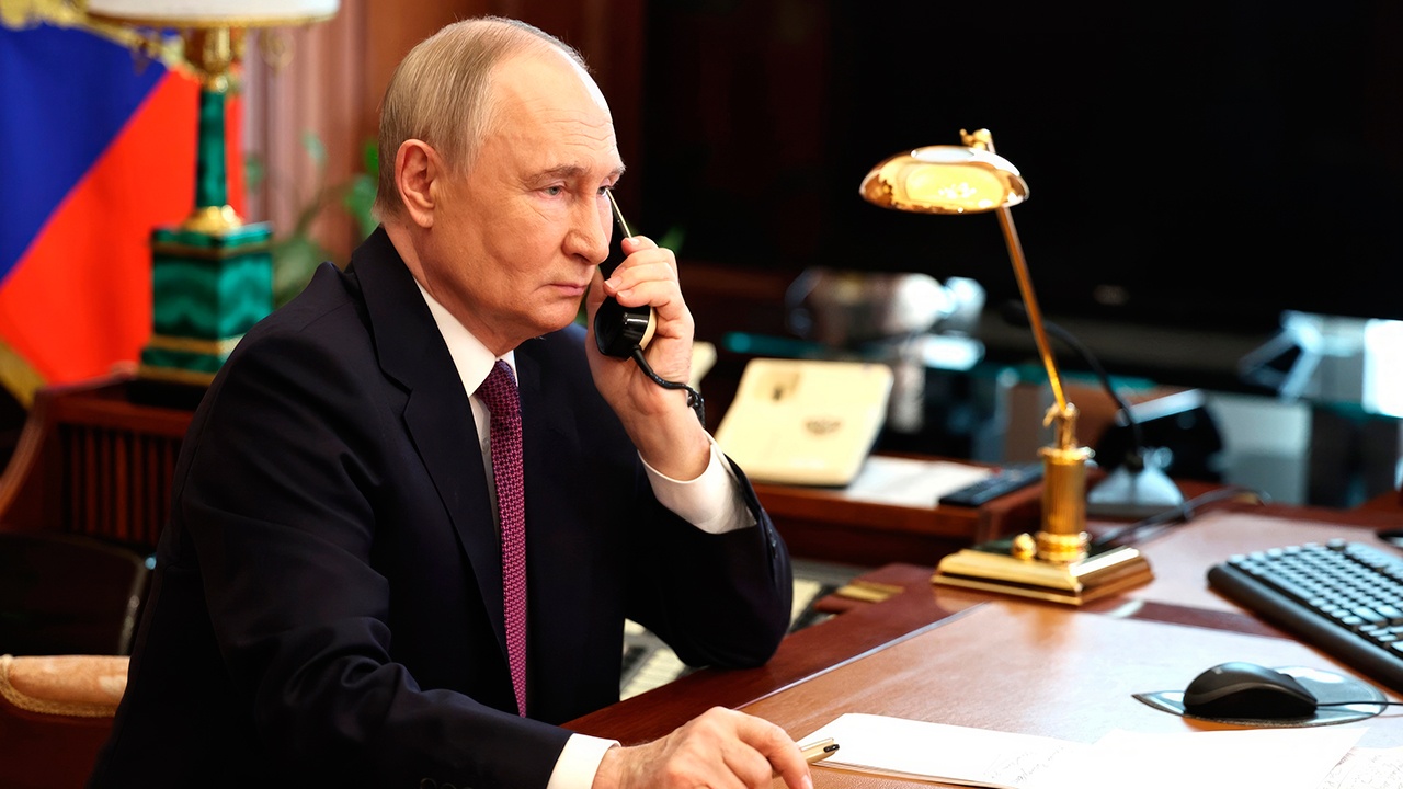 Путин и Алиев провели телефонный разговор Путин и Алиев провели телефонный разговор