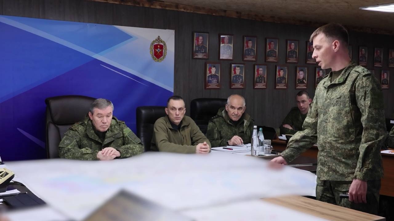 Герасимов проверил ход выполнения задач бойцами группировки «Центр» Герасимов проверил ход выполнения задач бойцами группировки «Центр»