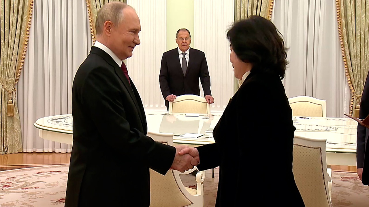 Путин встретился в Кремле с главой МИД КНДР Путин встретился в Кремле с главой МИД КНДР