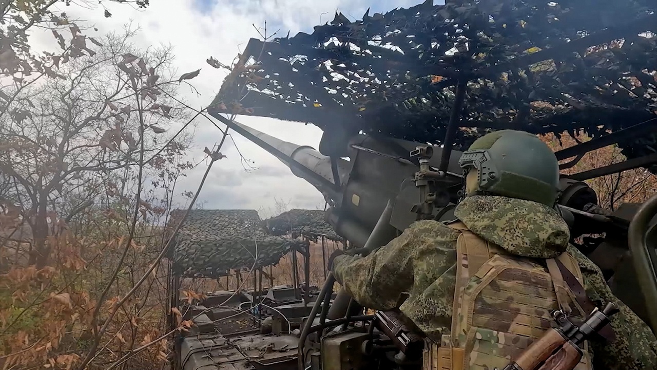 Тяжелые снаряды «Пиона» разнесли ангар с боевиками ВСУ в зоне СВО Тяжелые снаряды «Пиона» разнесли ангар с боевиками ВСУ в зоне СВО
