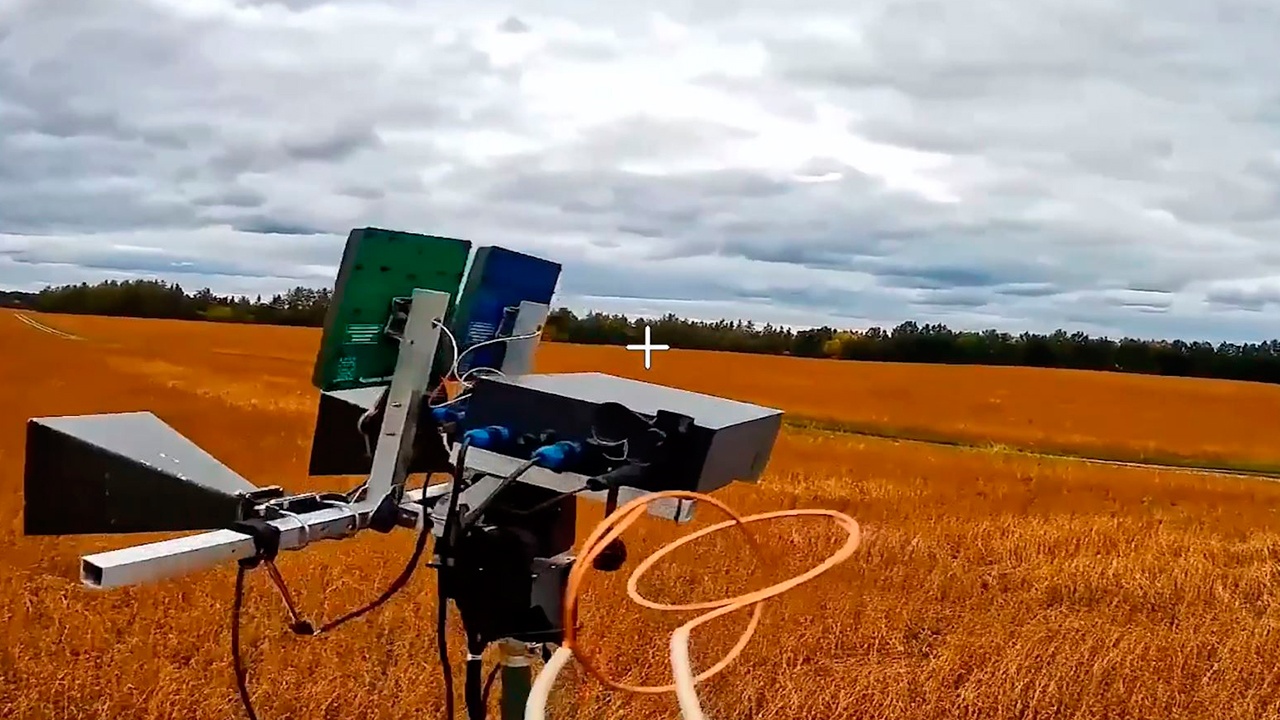 Беспилотные расчеты ВДВ выбили технику и антенны ВСУ в Сумской области Беспилотные расчеты ВДВ выбили технику и антенны ВСУ в Сумской области