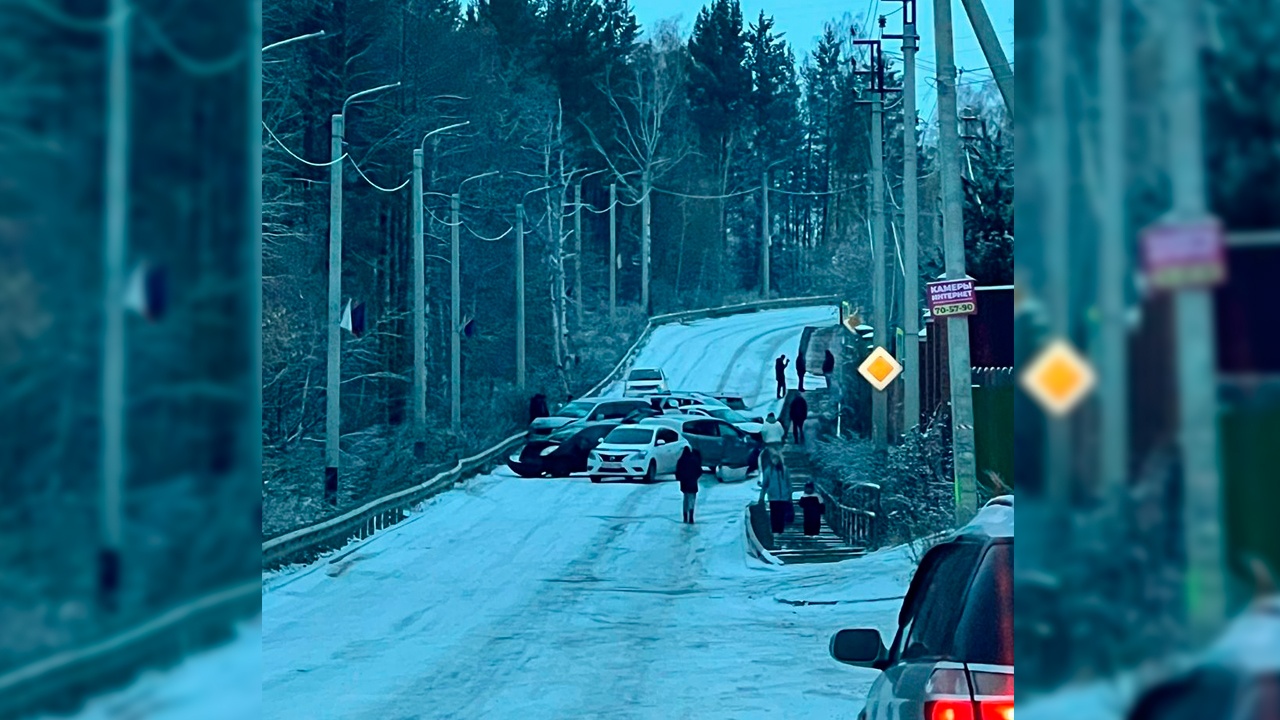 Не менее восьми машин попали в ДТП в Иркутске Не менее восьми машин попали в ДТП в Иркутске