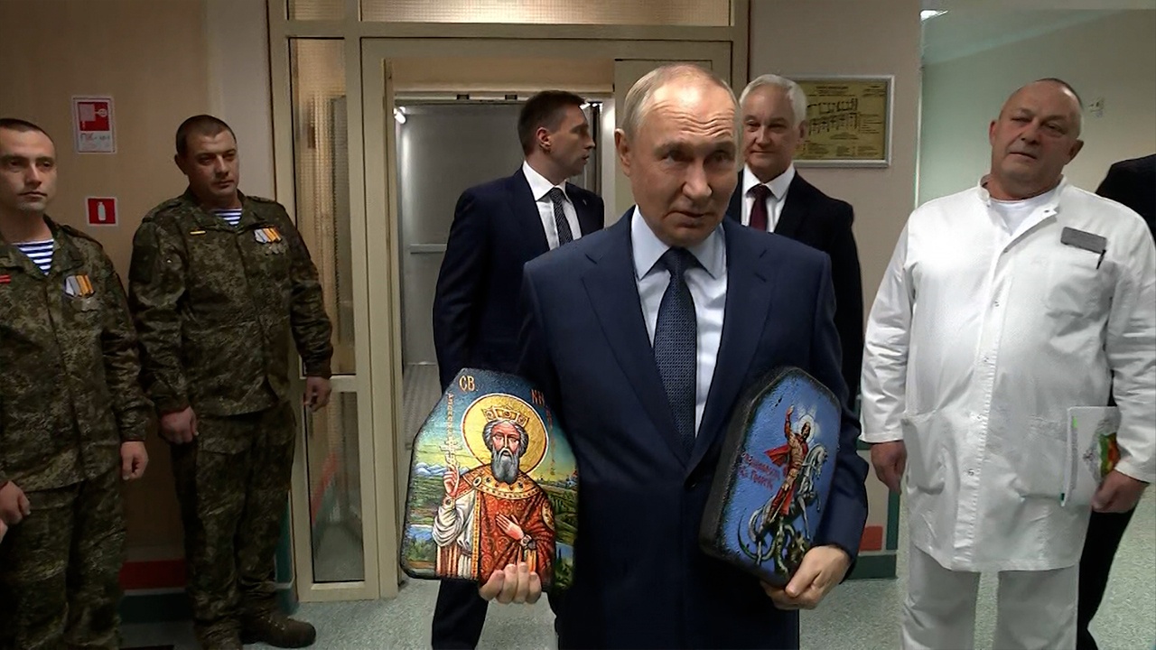Путин приехал в военный госпиталь, чтобы навестить раненых бойцов Путин приехал в военный госпиталь, чтобы навестить раненых бойцов