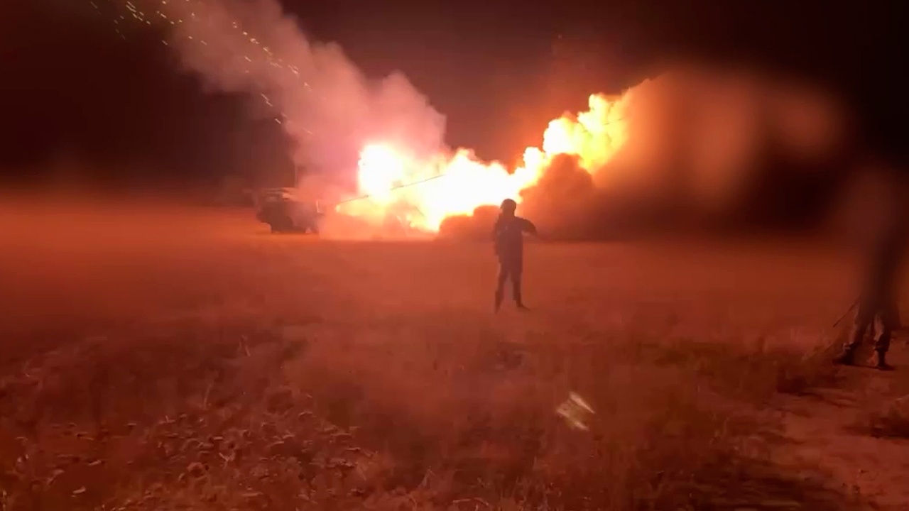 «Ураганы» разнесли укрепления украинских боевиков в ДНР «Ураганы» разнесли укрепления украинских боевиков в ДНР