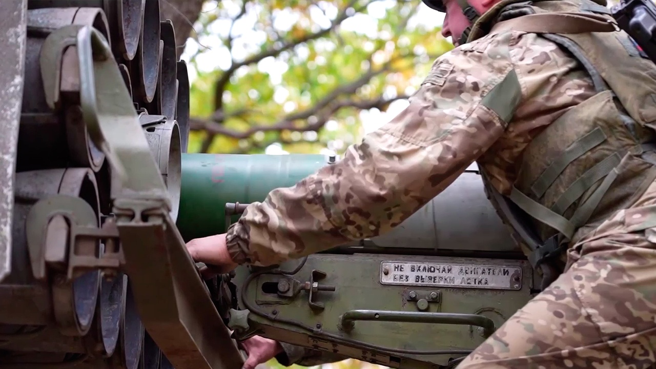 Реактивная артиллерия ударила по району сосредоточения боевиков  Реактивная артиллерия ударила по району сосредоточения боевиков