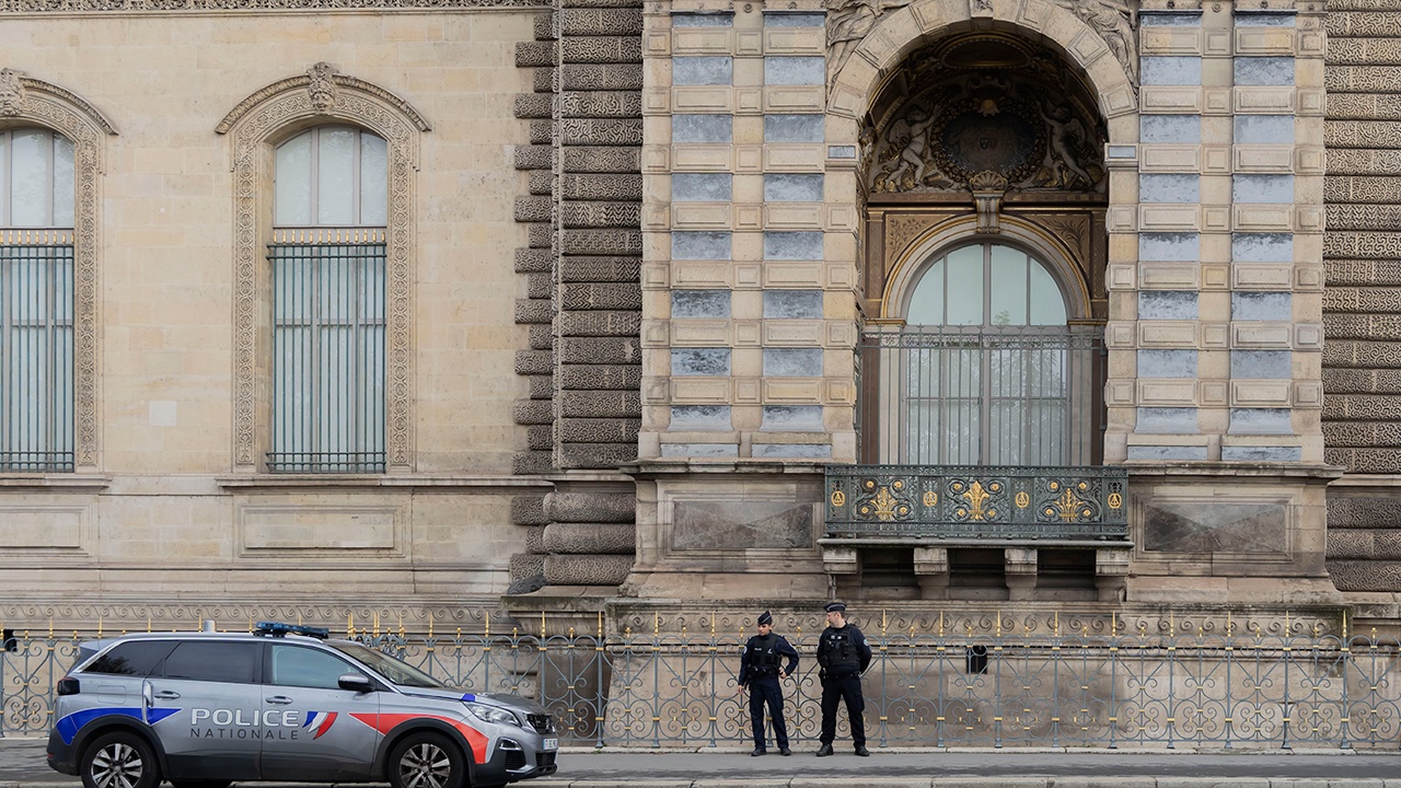 Пять новых подозреваемых задержали по делу об ограблении Лувра