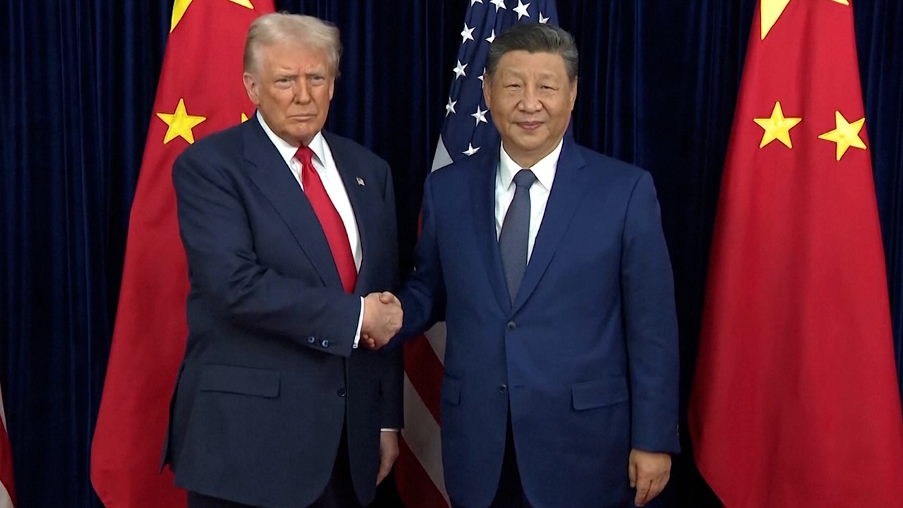 Трамп встретился с Си Цзиньпином на саммите АТЭС в Южной Корее Трамп встретился с Си Цзиньпином на саммите АТЭС в Южной Корее