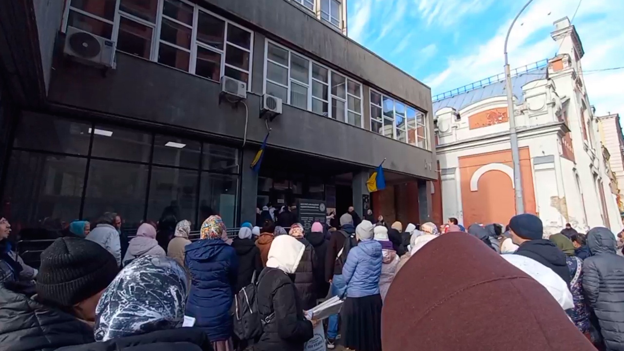 Верующие устроили молебен у суда в Киеве, где слушается дело о запрете УПЦ Верующие устроили молебен у суда в Киеве, где слушается дело о запрете УПЦ