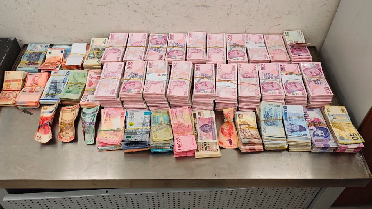 В Шереметьево контрабандист с чемоданом валюты пытался сбежать