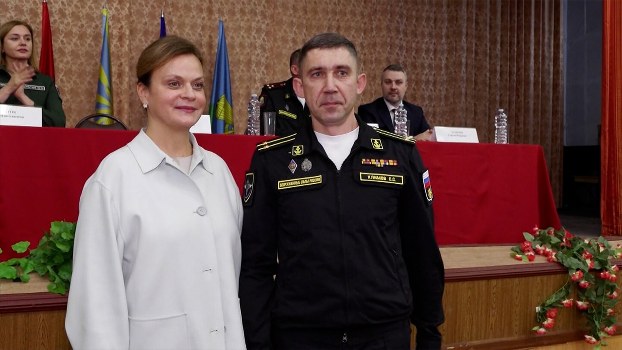 Цивилева вручила ключи от квартир военнослужащим в Балашихе