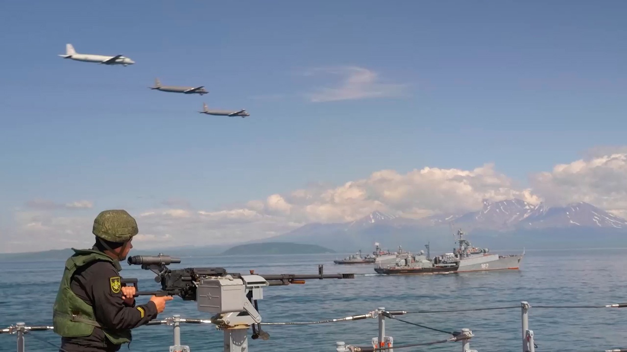 Российский Военно-морской флот отмечает День моряка-надводника Российский Военно-морской флот отмечает День моряка-надводника