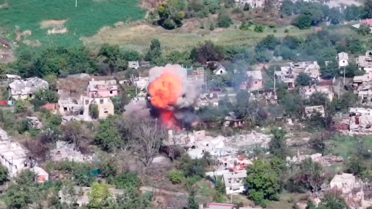 Экипаж Т-72Б3М с трех выстрелов разнес склад ВСУ у Красноармейска Экипаж Т-72Б3М с трех выстрелов разнес склад ВСУ у Красноармейска