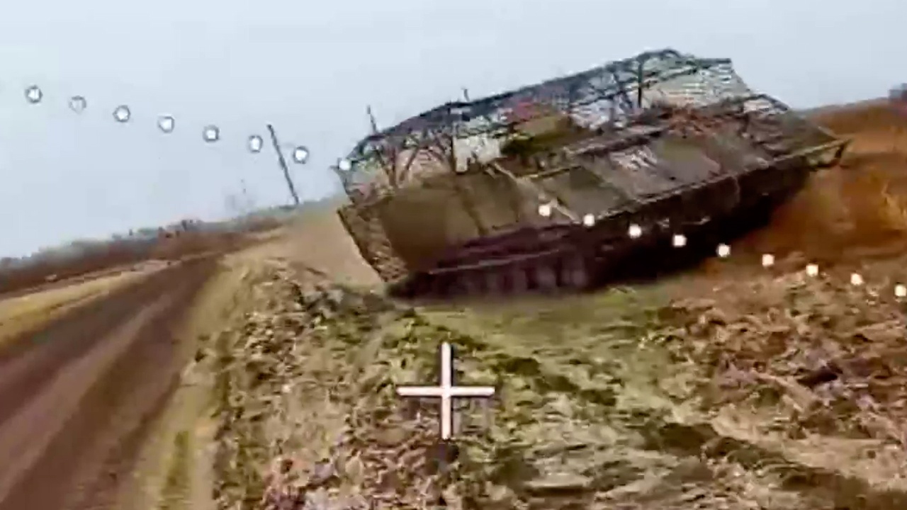 Опубликованы кадры боев за Новоалександровку в Днепропетровской области Опубликованы кадры боев за Новоалександровку в Днепропетровской области