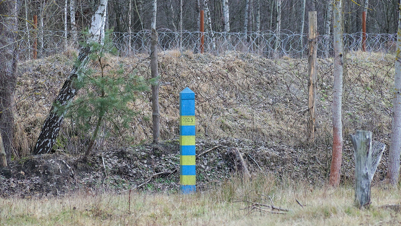 Пять украинцев погибли, случайно наехав на мины вблизи границы с Белоруссией Пять украинцев погибли, случайно наехав на мины вблизи границы с Белоруссией