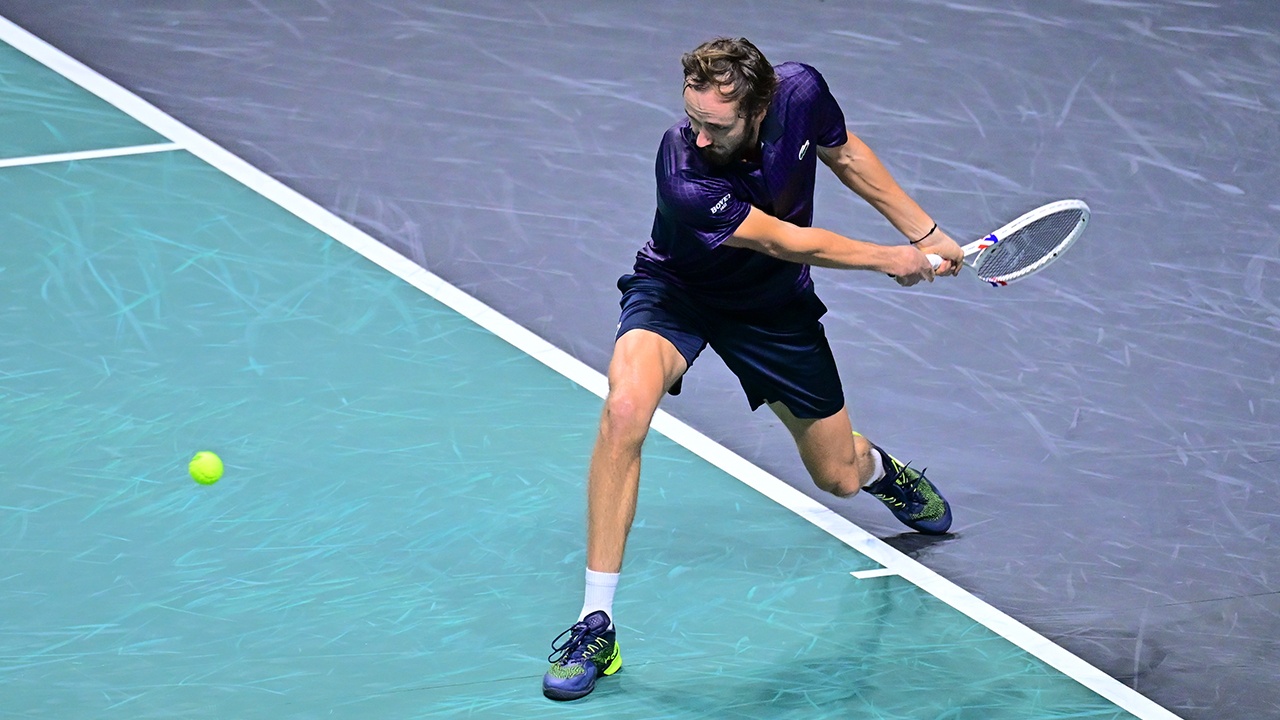 Медведев сыграет в четвертьфинале теннисного турнира Masters в Париже Медведев сыграет в четвертьфинале теннисного турнира Masters в Париже