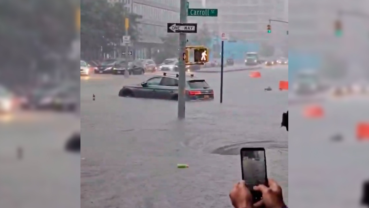 На Нью-Йорк обрушился аномальный ливень На Нью-Йорк обрушился аномальный ливень
