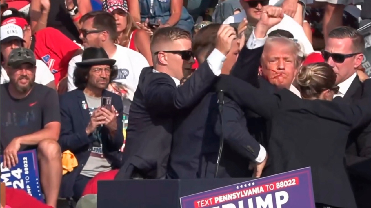 Сразу после покушения Трамп спросил, показывают ли это в новостях Сразу после покушения Трамп спросил, показывают ли это в новостях