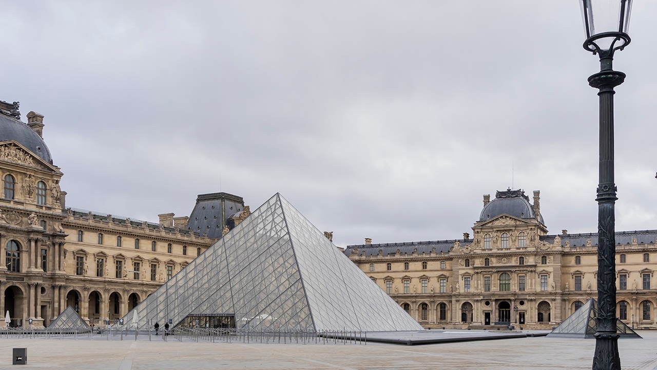 Троих из пяти подозреваемых в ограблении Лувра в Париже освободили Троих из пяти подозреваемых в ограблении Лувра в Париже освободили