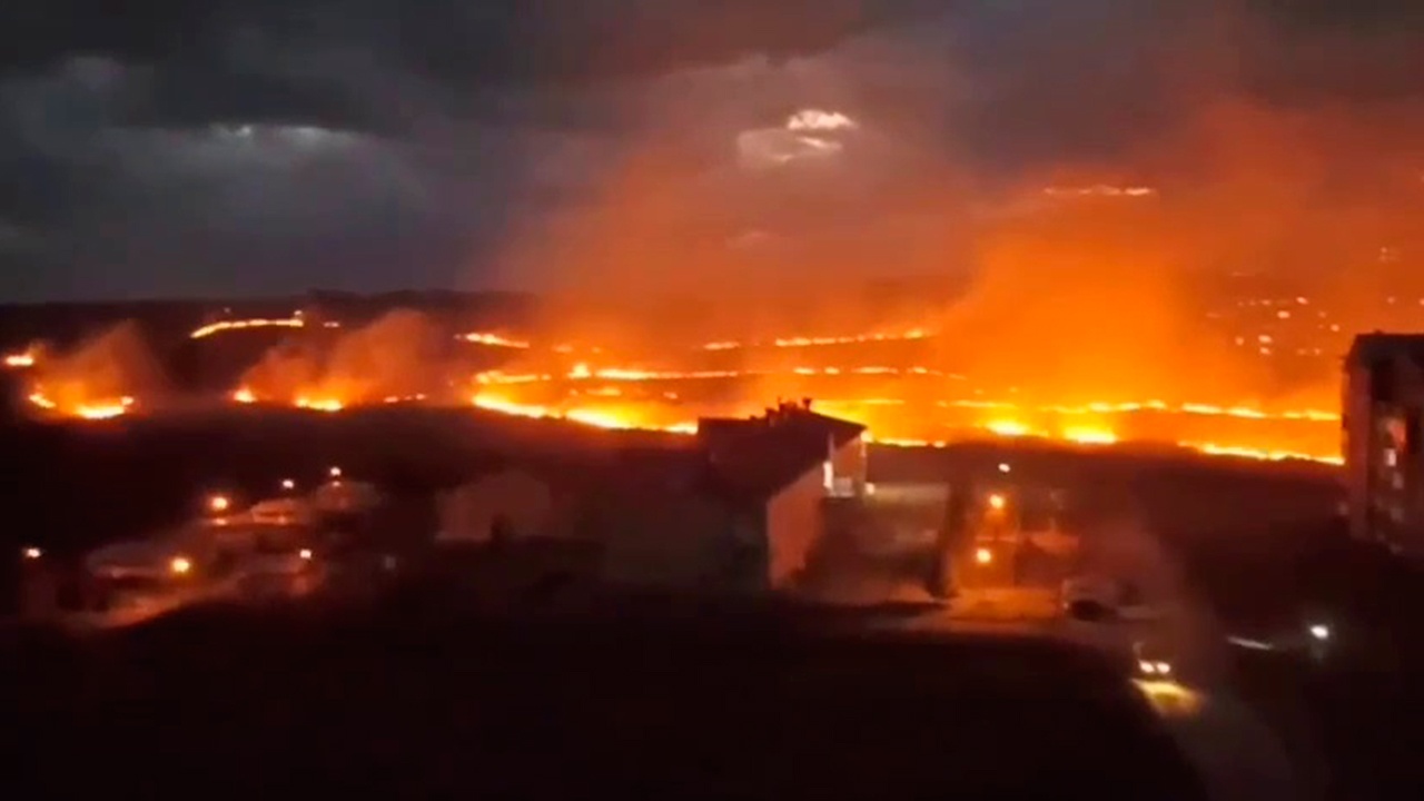 Жители Кузбасса показали видео мощного пожара у жилых домов Жители Кузбасса показали видео мощного пожара у жилых домов