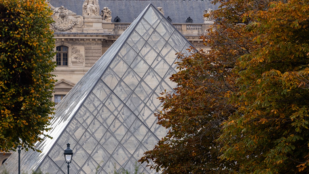 Похищенные из Лувра драгоценности пытались сбыть в даркнете