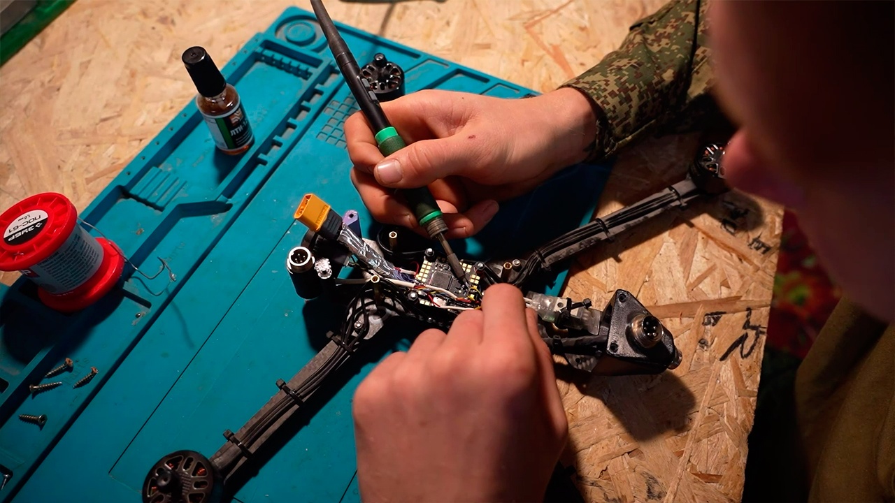 Операторы БПЛА применили дроны с элементами ИИ под Красноармейском Операторы БПЛА применили дроны с элементами ИИ под Красноармейском