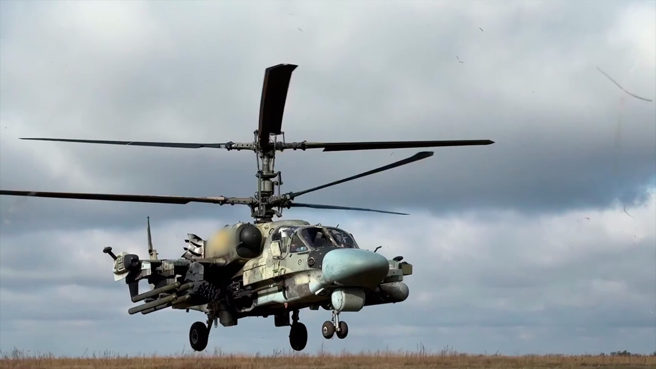 Экипаж Ка-52М уничтожил украинских пехотинцев в зоне спецоперации