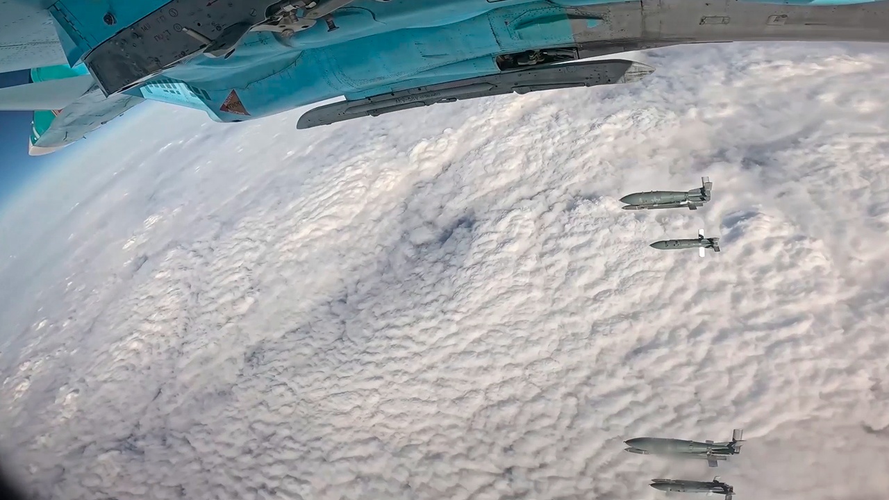 Су-34 сбросил авиабомбы на украинский склад боеприпасов Су-34 сбросил авиабомбы на украинский склад боеприпасов