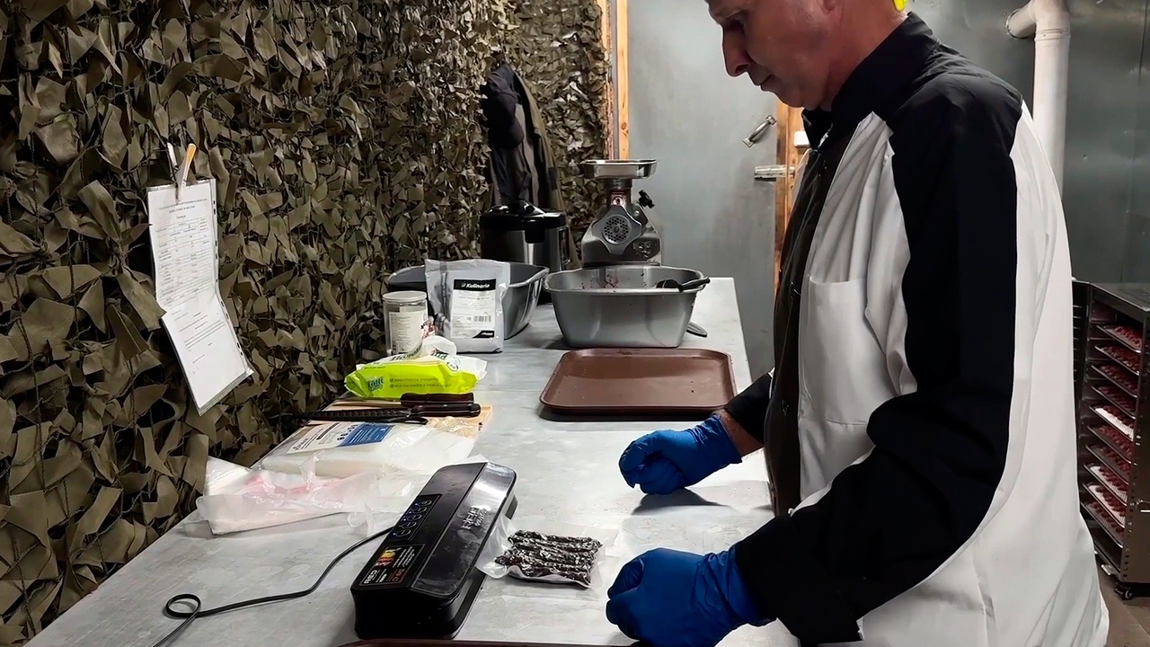 Бойцы показали новое оборудование для приготовления пайков в зоне СВО Бойцы показали новое оборудование для приготовления пайков в зоне СВО