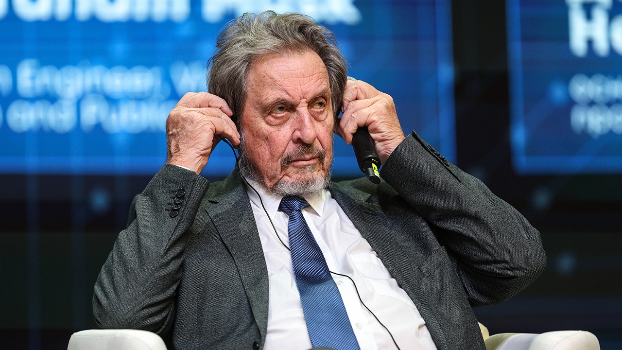 Отцу Илона Маска в Британии запретили делиться мнением о России 