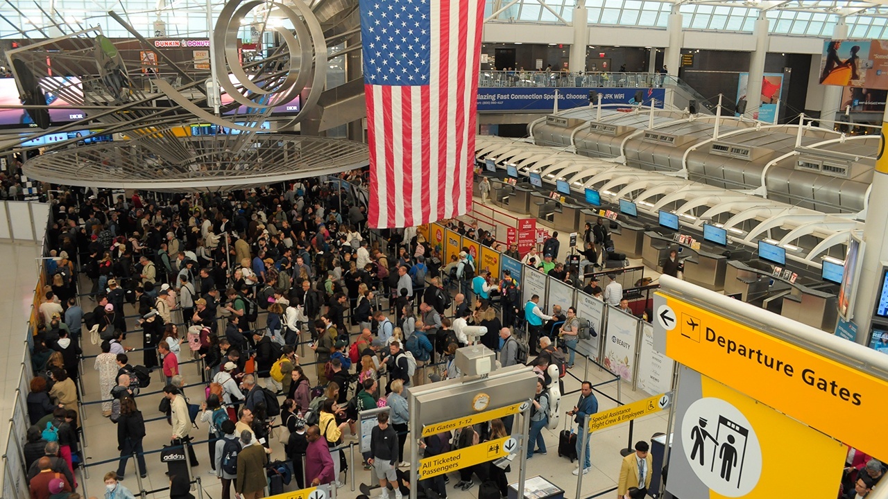 В США зафиксировали рекордную задержку рейсов из-за продолжительного шатдауна В США зафиксировали рекордную задержку рейсов из-за продолжительного шатдауна