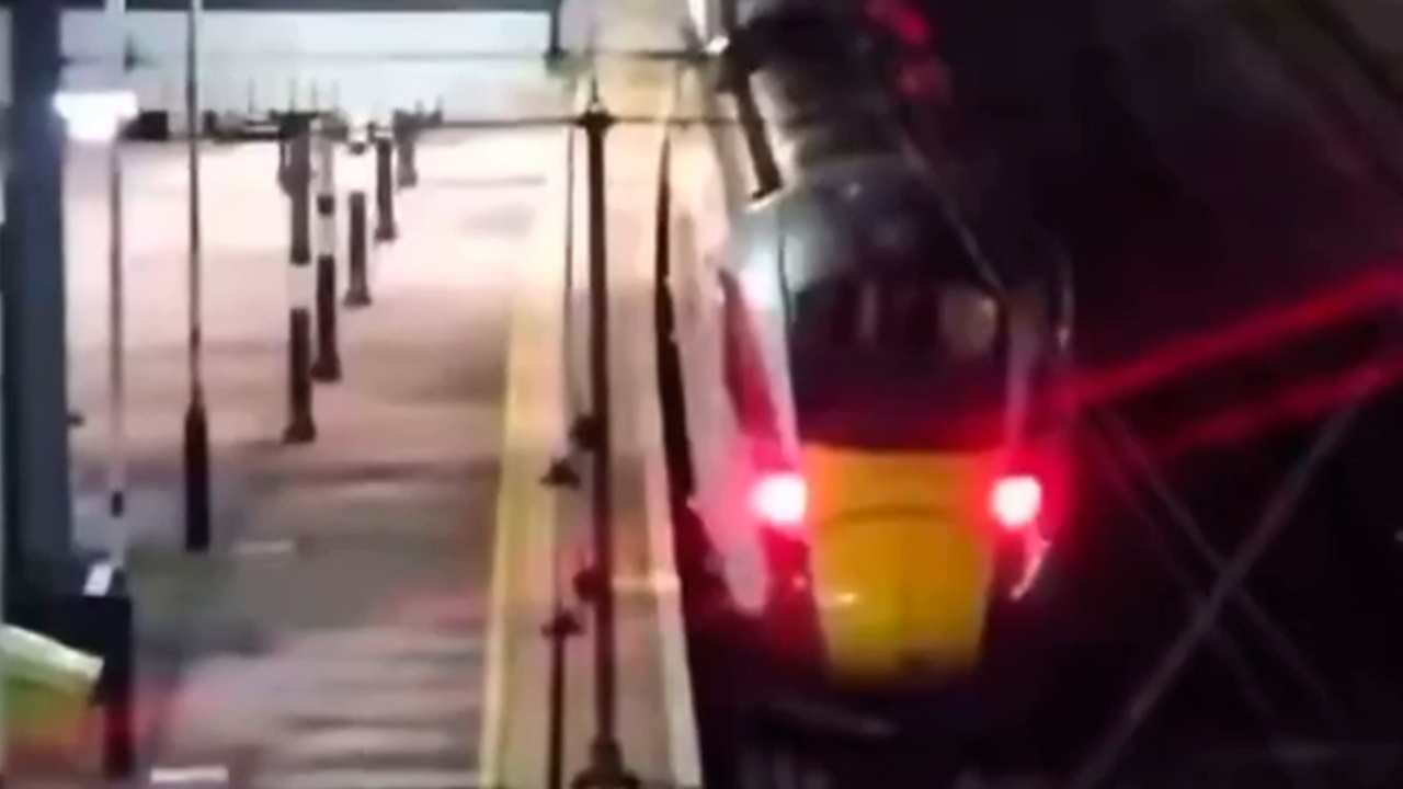 В пассажирском поезде в Великобритании произошла массовая поножовщина В пассажирском поезде в Великобритании произошла массовая поножовщина