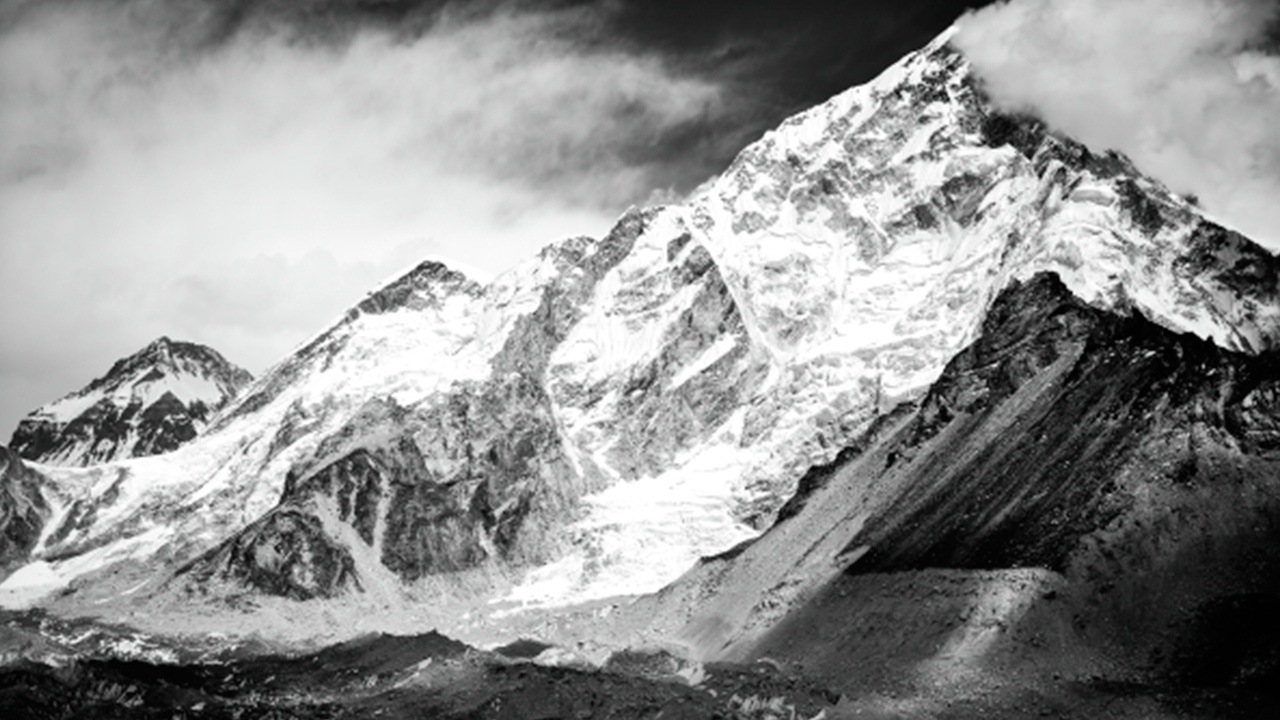 Группа альпинистов пропала после схода лавины в Непале