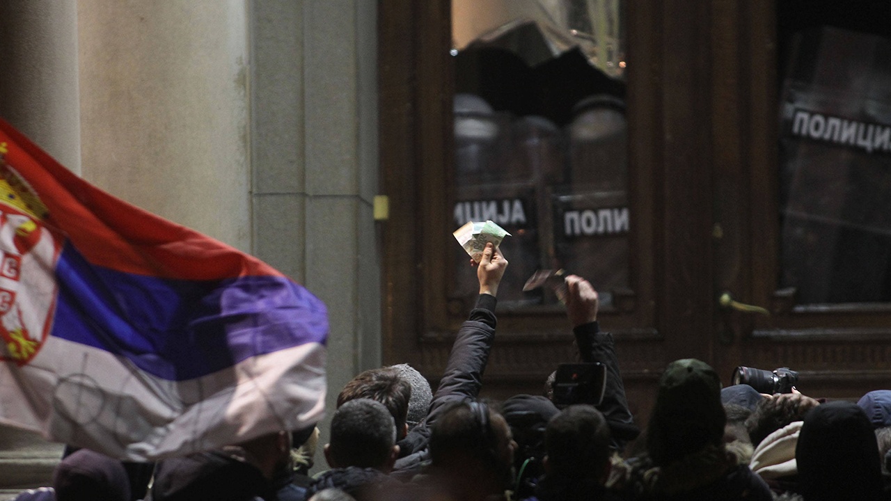 В Белграде произошла стычка оппозиционеров со сторонниками Вучича